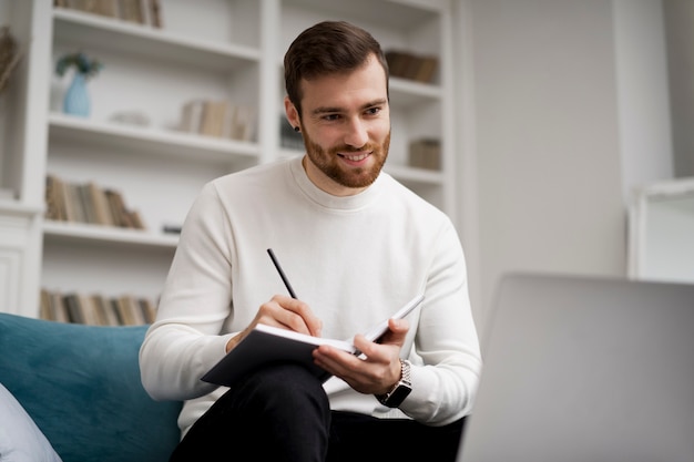 Photo gratuite homme prenant des cours d'apprentissage électronique