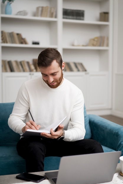 Homme prenant des cours d'apprentissage électronique