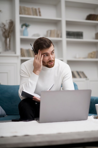 Photo gratuite homme prenant des cours d'apprentissage électronique