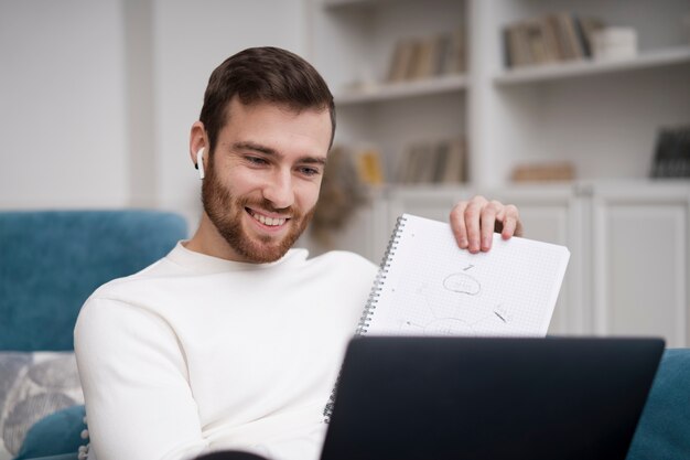 Homme prenant des cours d'apprentissage électronique