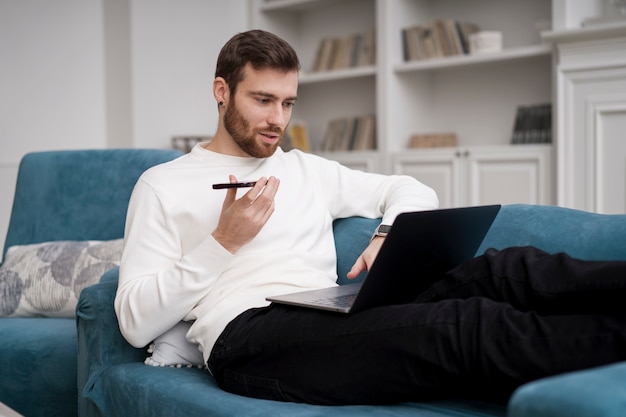 Photo gratuite homme prenant des cours d'apprentissage électronique