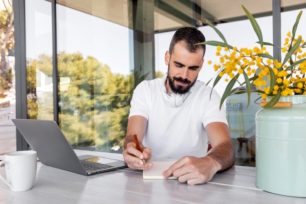 Homme Prenant Des Notes Coup Moyen