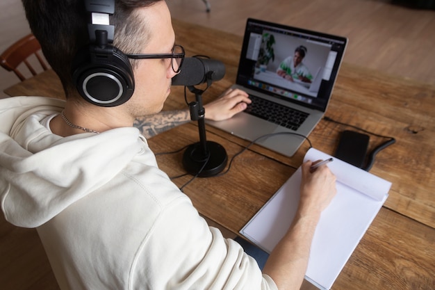 Homme prenant des notes grand angle