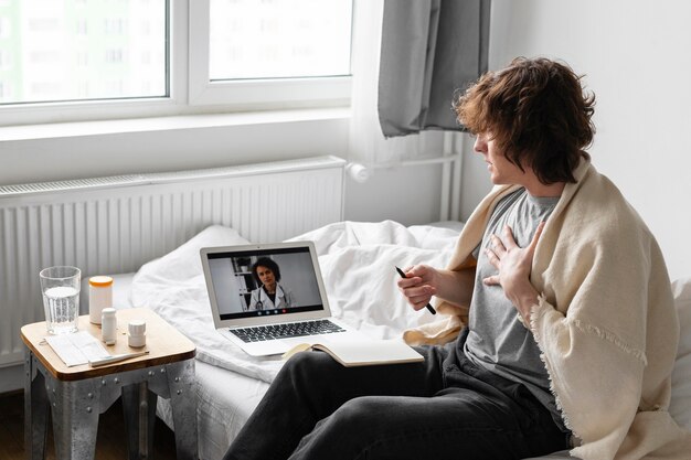 Homme prenant des notes de son médecin