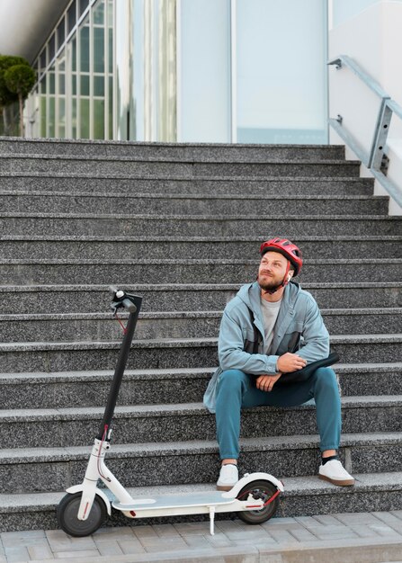 Homme prenant une pause après avoir conduit son scooter