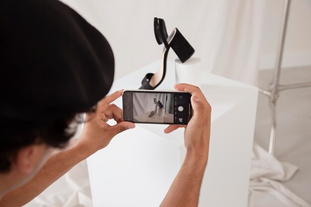 Homme prenant une photo dans son studio