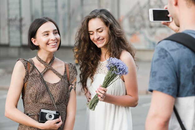 Homme prenant la photo des femmes