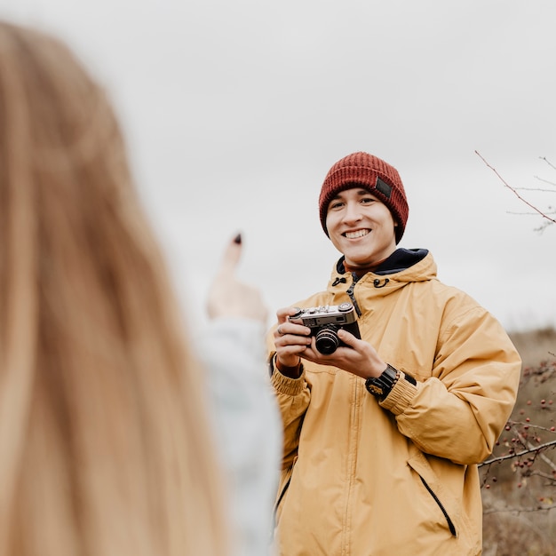 Photo gratuite homme prenant des photos de ses amis