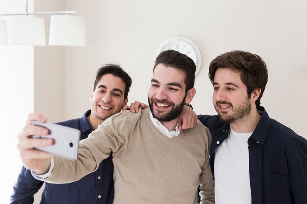 Homme prenant selfie avec des collègues