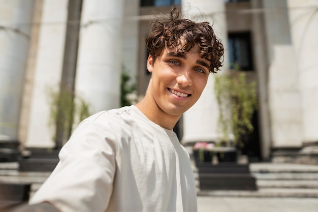 Photo gratuite homme prenant un selfie à l'extérieur de la vue latérale