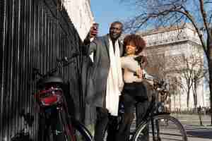 Photo gratuite homme prenant un selfie avec une femme dans la ville de france