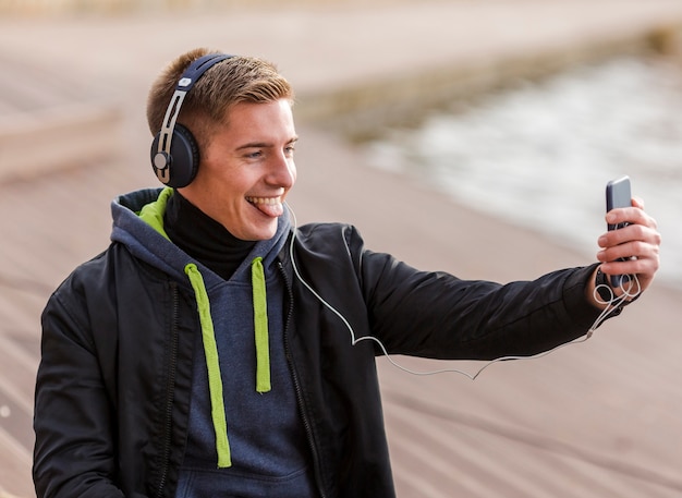 Homme prenant un selfie avec sa langue