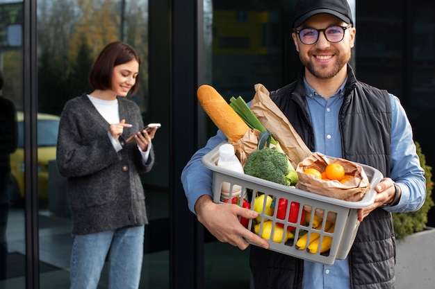 Photo gratuite homme prenant soin de la livraison à domicile des courses