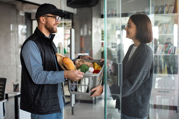 Homme prenant soin de la livraison à domicile des courses