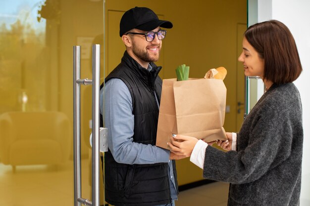 Homme prenant soin de la livraison à domicile des courses