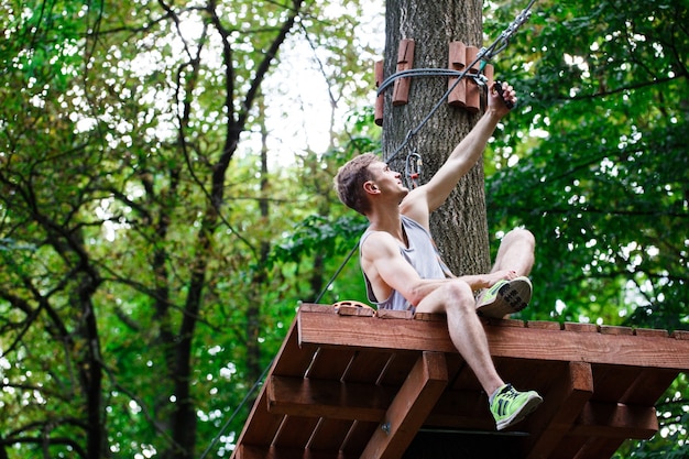 L&#39;homme prend l&#39;autorie assis sur l&#39;arbre