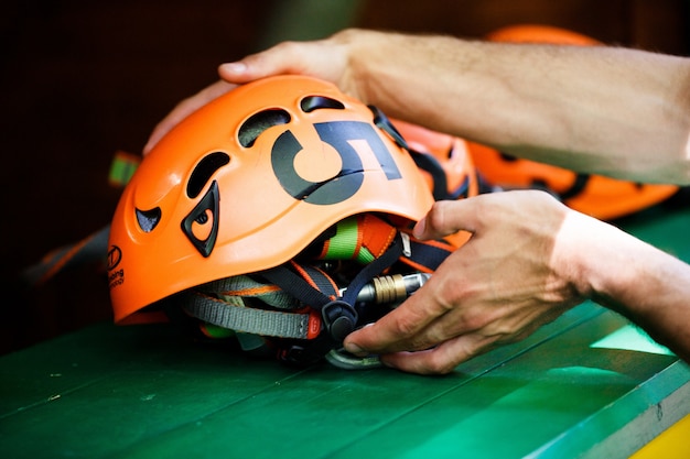 L&#39;homme prend un casque orange avec un numéro cinq