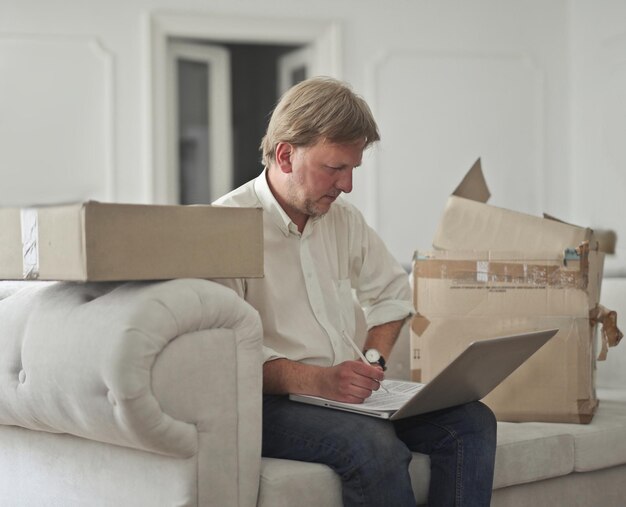 L'homme prend des notes pour les boîtes d'expédition