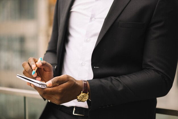 Homme, prendre des notes dans un cahier