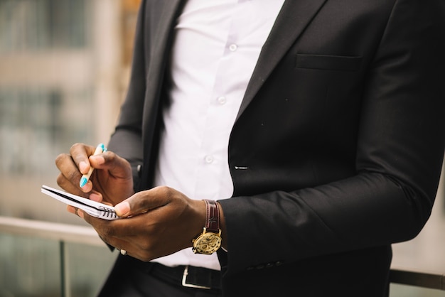 Homme, prendre des notes dans un cahier