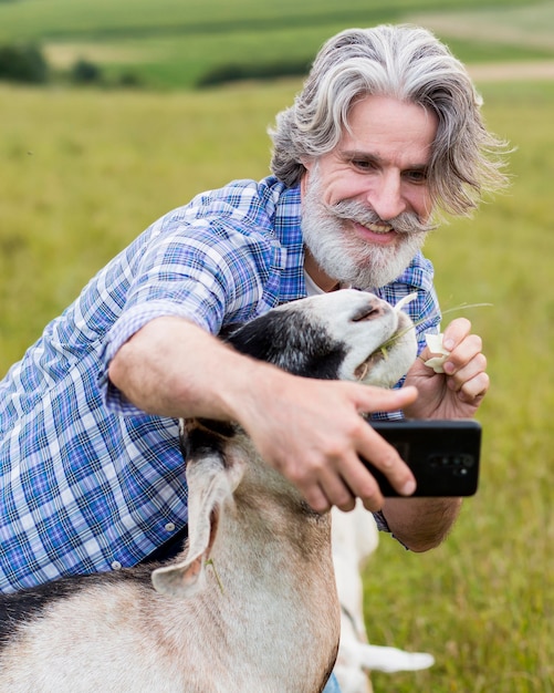 Homme, prendre, slefie, à, chèvre