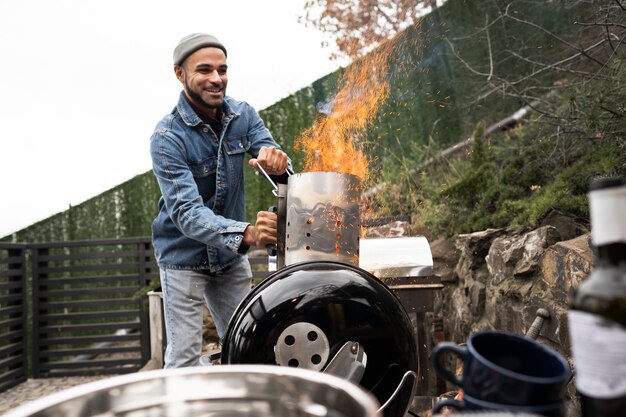 Homme préparant un barbecue pour cuisiner