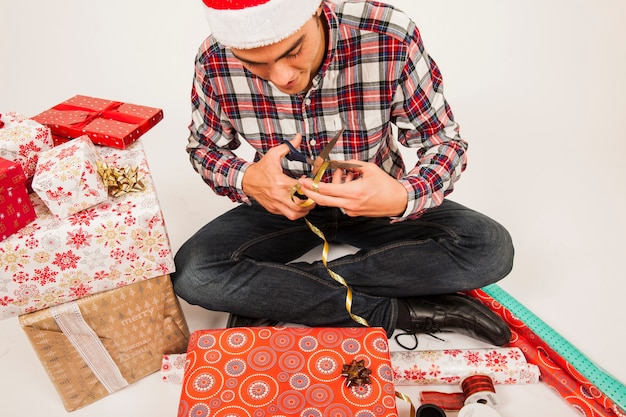 Photo gratuite homme préparant des cadeaux