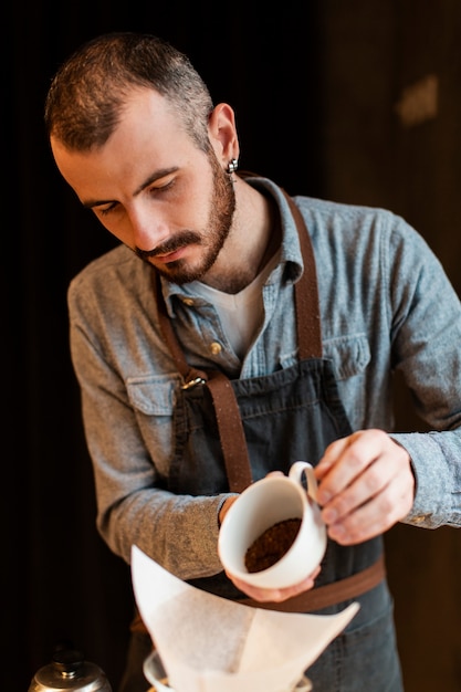 Homme préparant le café à la cafetière