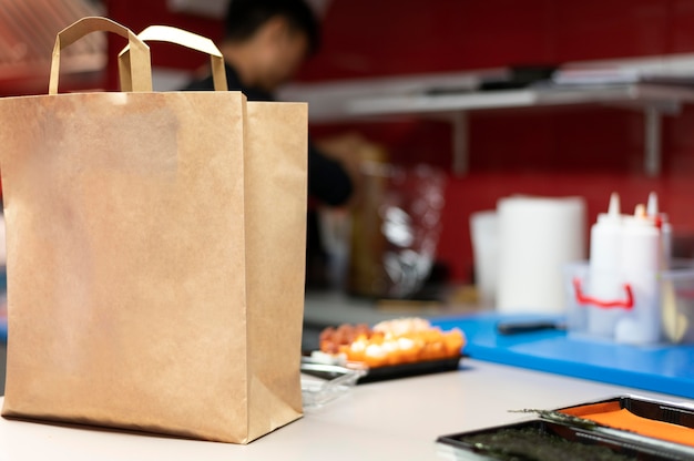 Homme préparant une commande de sushi à emporter