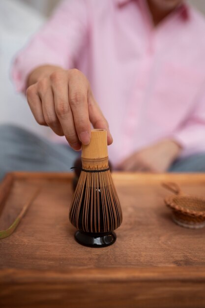 Homme préparant le thé matcha vue de face