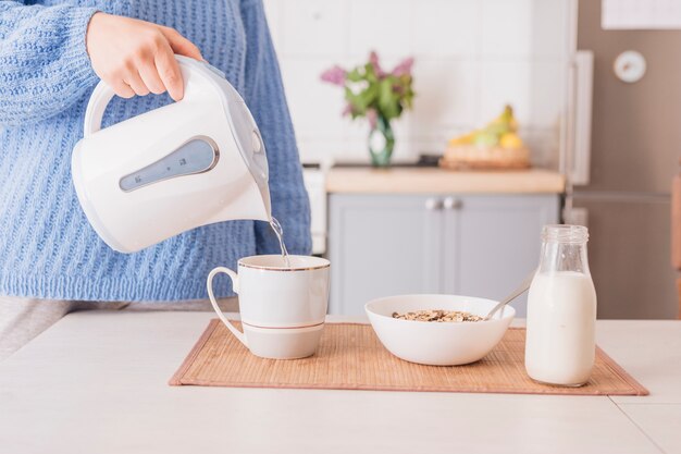 Homme prépare le petit déjeuner dans la cuisine