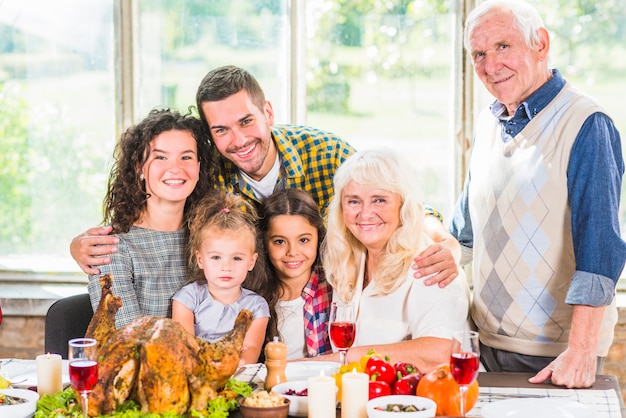 Photo gratuite homme près d'une femme, enfants et couple de personnes âgées