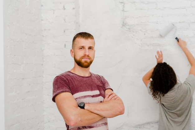 Photo gratuite homme près de femme faisant la rénovation