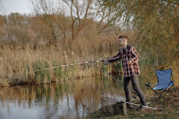 homme, près, rivière, pêche, matin