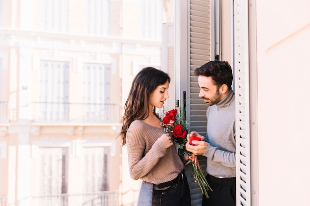 Photo gratuite homme présentant une bague à une femme