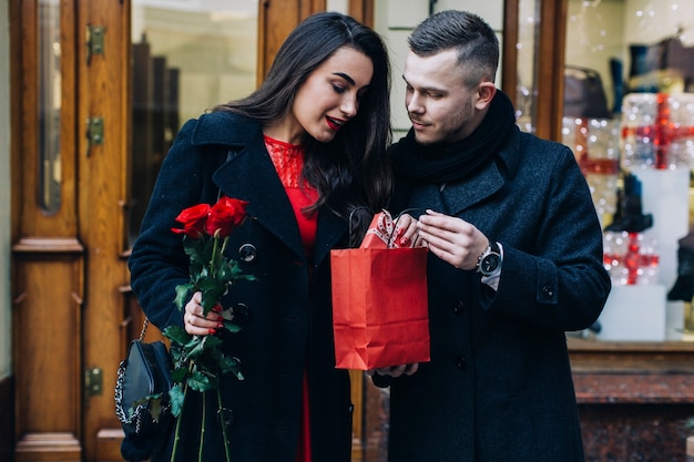 Homme présentant un cadeau à jolie dame