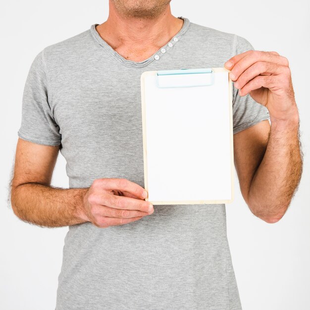 Homme avec un presse-papiers