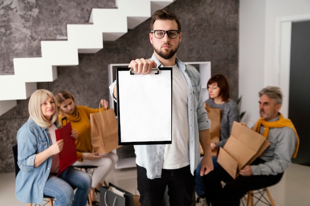 Photo gratuite homme avec presse-papiers