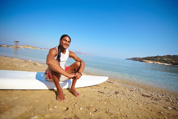 L&#39;homme prêt à apprendre à surfer