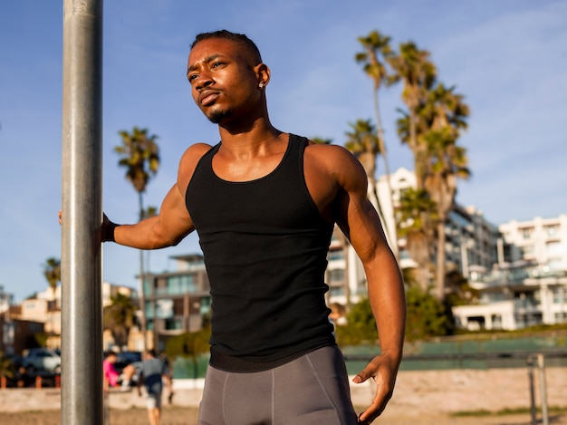 Photo gratuite homme prêt pour le sport la nuit