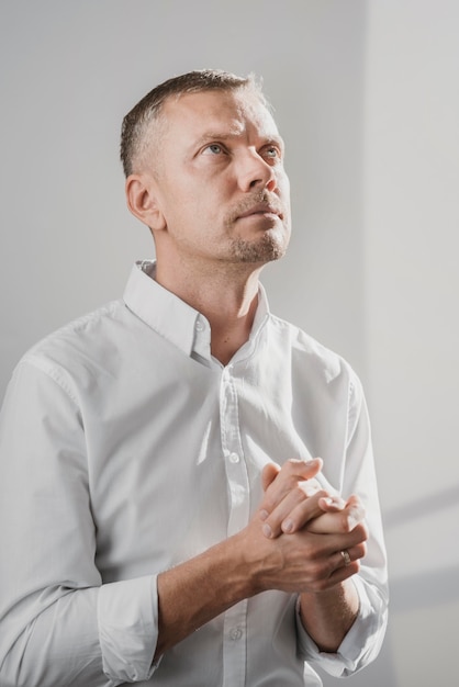 Homme priant à la divinité à la maison