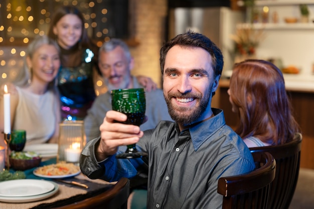 Photo gratuite homme profitant d'une fête du nouvel an avec sa famille