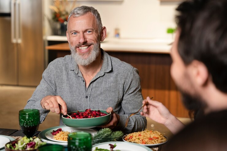 Photo gratuit homme profitant d'une fête du nouvel an avec sa famille