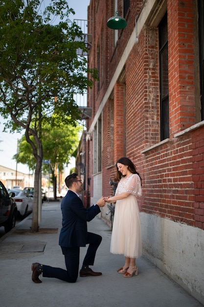 Homme proposant à une femme à l'extérieur dans la rue