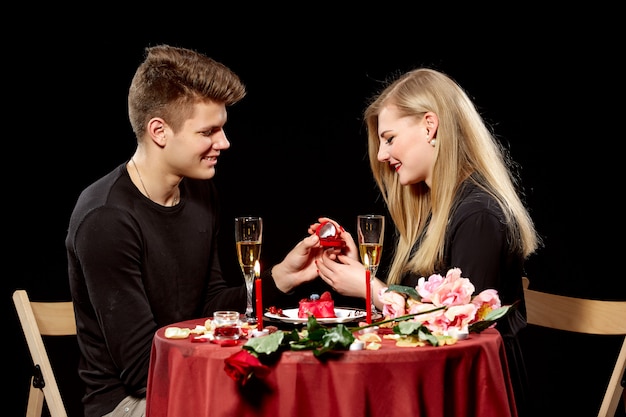 Homme proposant le mariage à une femme surprise