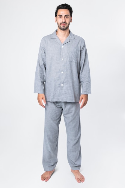 Homme en pyjama gris vêtements de nuit confortables complet du corps