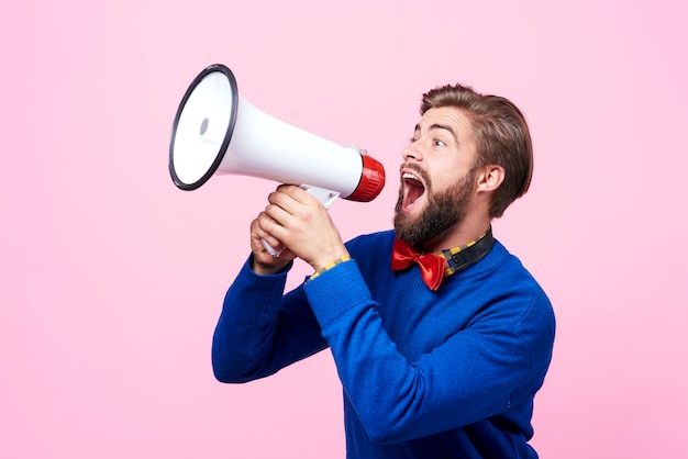 Homme qui crie à l'aide d'un mégaphone