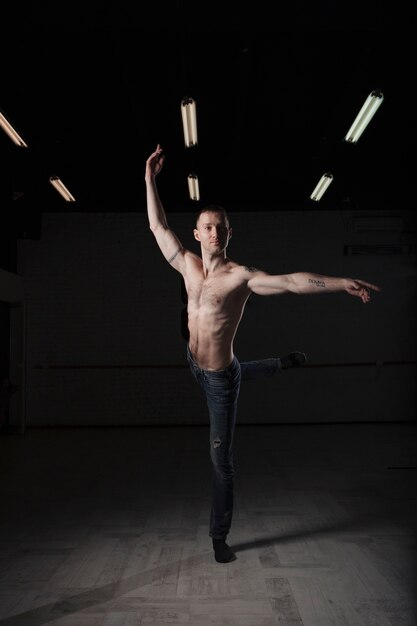 Homme qui danse en studio