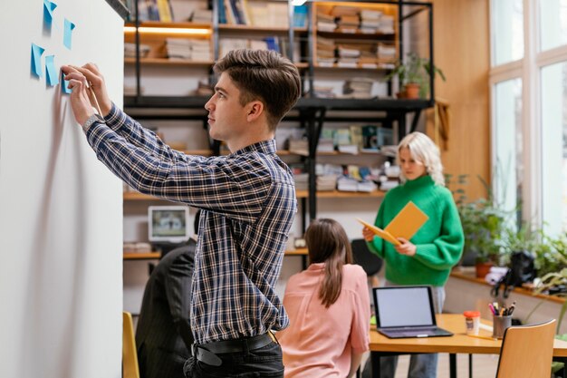 Homme qui écrit une idée d'entreprise