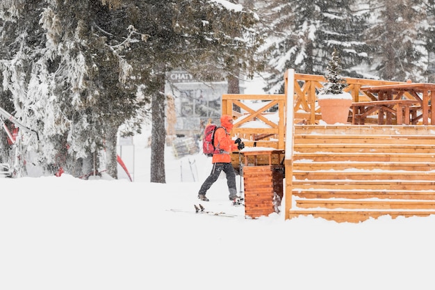 Homme qui marche aux marches en bois